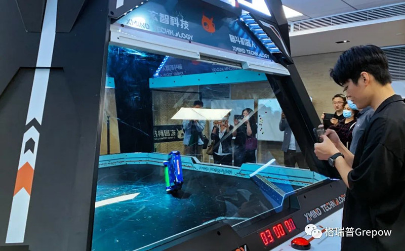 玄智科技同事在新辦公場所，展示了輕量級格斗機器人表演
