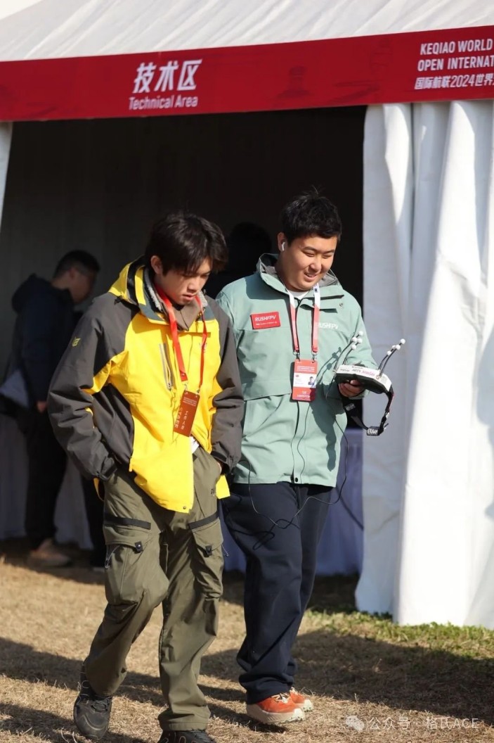 左云飛屹、右李冠辰